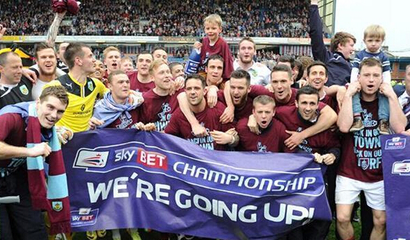 体坛联播｜斯洛特首度公开回应萨拉赫，曼联4比1大胜狼队（体坛速递｜斯洛特首次回应萨拉赫，曼联4比1击败狼队）