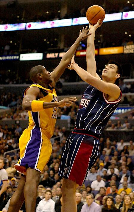 国脚中场精准传球，撕开对手防线（国脚中场精准直塞，穿透对手防线）