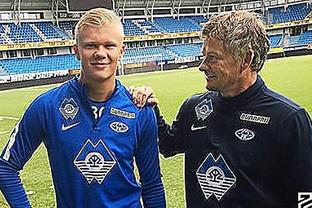 弗里克球员时期曾访诺坎普，随队击败克鲁伊夫麾下阿贾克斯（弗里克球员时代曾做客诺坎普，随队击败克鲁伊夫执教的阿贾克斯）