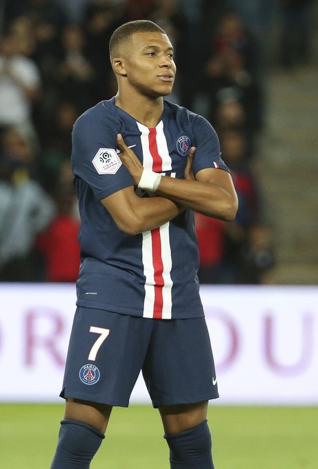 白衣下边是红衣，香港行期间一阿森纳球迷卧底在热刺球迷看台（白衣藏红衫：阿森纳球迷香港行混入热刺看台）