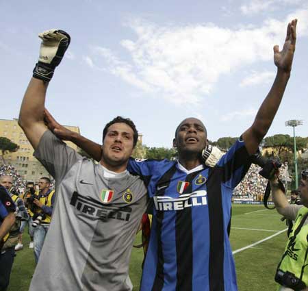 AC米兰1-0登顶意甲！38岁名将却抢走风头，带队12场不败紧追榜首（AC米兰1-0登顶意甲，豪取12场不败！38岁名将抢尽风头）