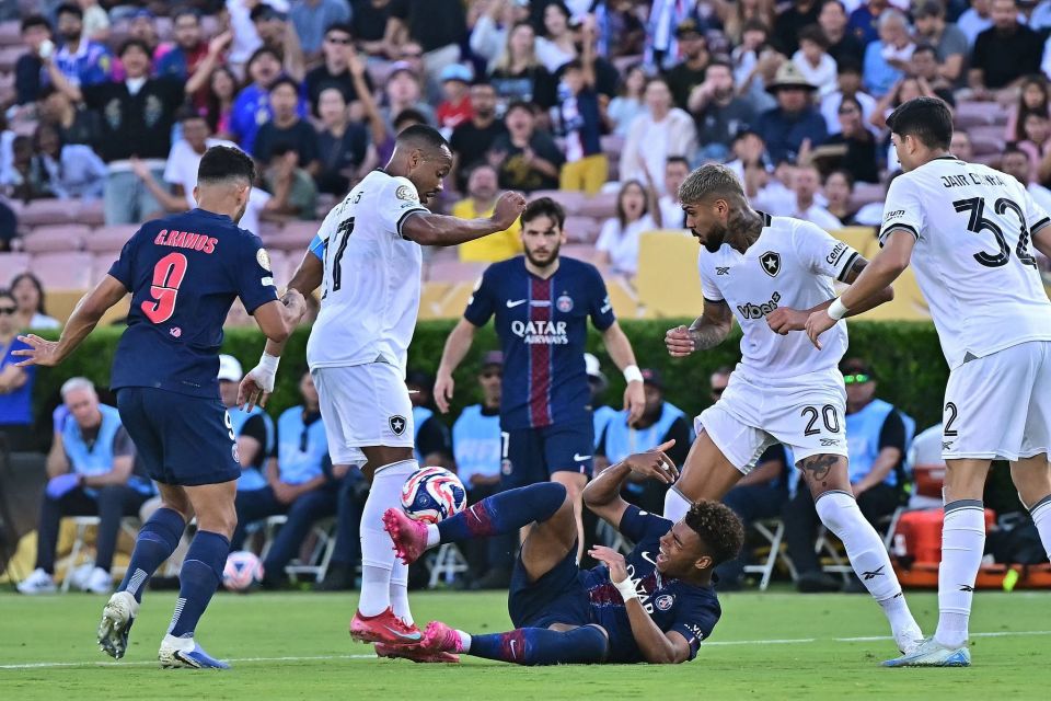 世体：阿劳霍向巴萨请假以恢复心理和精神状态，俱乐部已同意（世体：阿劳霍为恢复心理与精神状态向巴萨请假，俱乐部已批准）