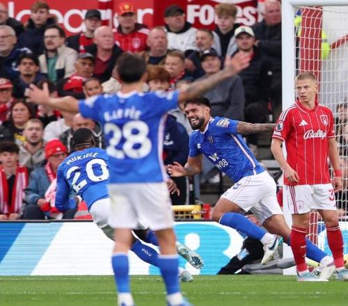 周日西甲裁判：胡安-马丁内斯执法皇马，阿尔韦罗拉执法巴萨（周日西甲裁判安排：胡安-马丁内斯吹罚皇马，阿尔韦罗拉吹罚巴萨）