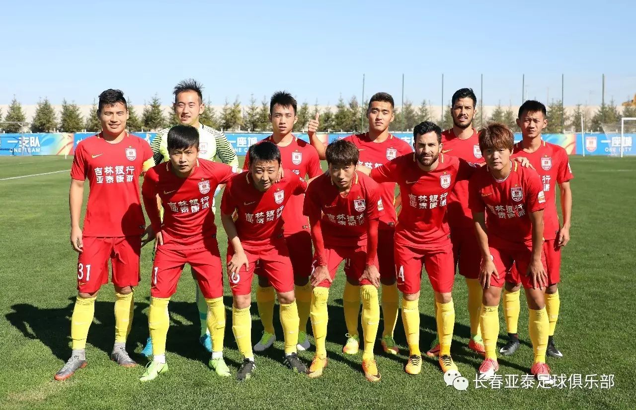 惨败国安后亚泰球员贺一然被自家球迷辱骂，他做出手势回击（惨负国安后，亚泰球员贺一然遭本队球迷辱骂，以手势回敬）