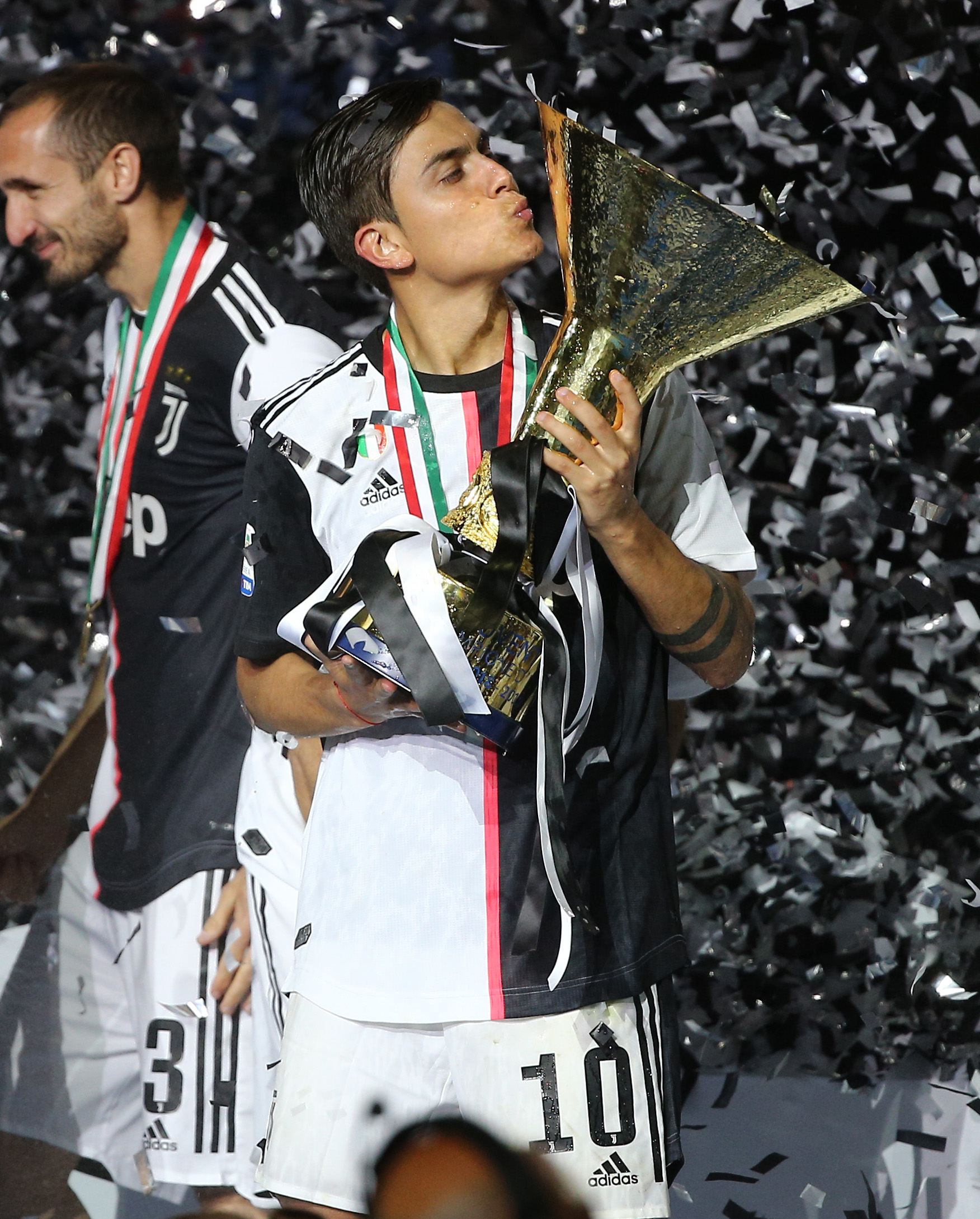 南野拓实法国杯受伤被担架抬出场，疑似遭遇重伤（法国杯南野拓实伤退，被担架抬离赛场疑似重伤）