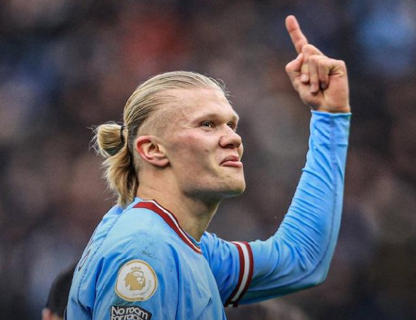 本世纪德甲戴帽数前10：莱万384场16次第1，凯恩76场10次第3（德甲本世纪帽子戏法榜前十：莱万384战16帽居首，凯恩76战10帽列第3）